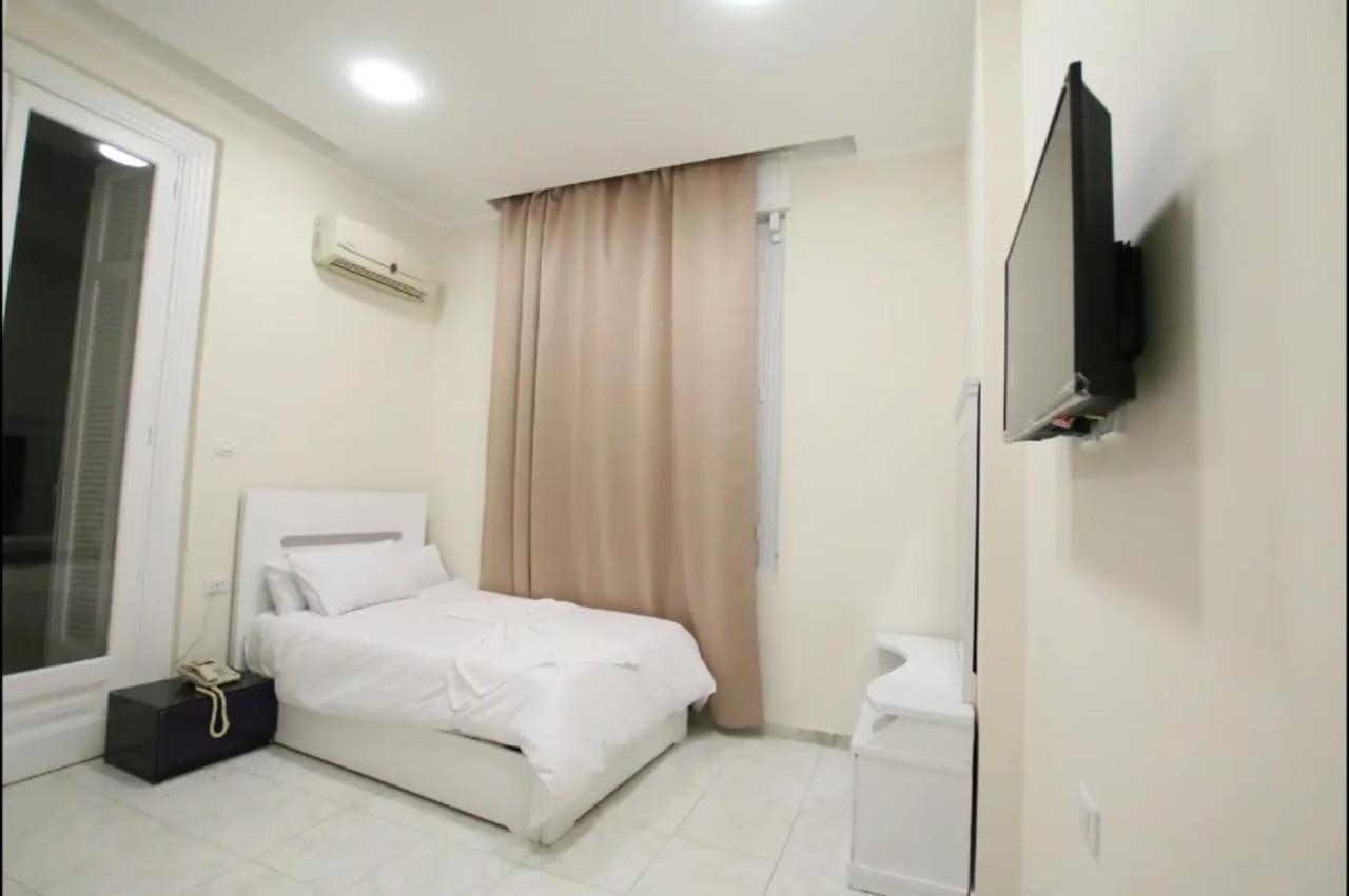 Crown Hotel *