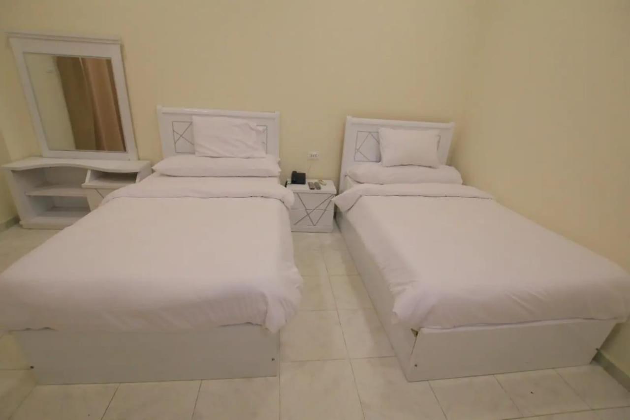 Crown Hotel *